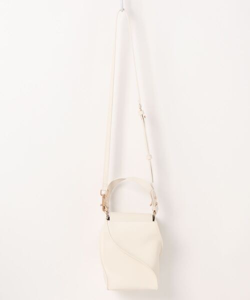 CHARLES & KEITH（チャールズ & キース）の「スカルプチャー バケットバッグ /  Sculptural Bucket Bag（ショルダーバッグ・レディース・ブラック/ブルー/オフホワイト・M）」の4枚目の写真