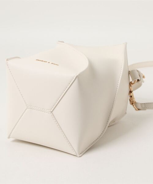 CHARLES & KEITH（チャールズ & キース）の「スカルプチャー バケットバッグ /  Sculptural Bucket Bag（ショルダーバッグ・レディース・ブラック/ブルー/オフホワイト・M）」の5枚目の写真