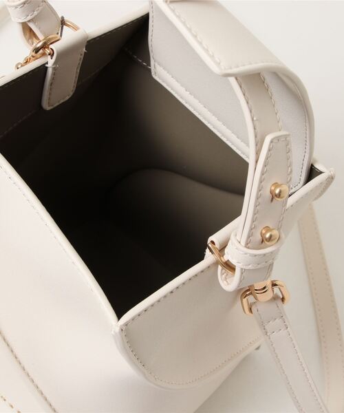 CHARLES & KEITH（チャールズ & キース）の「スカルプチャー バケットバッグ /  Sculptural Bucket Bag（ショルダーバッグ・レディース・ブラック/ブルー/オフホワイト・M）」の6枚目の写真