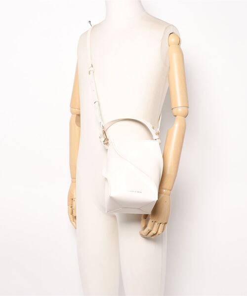 CHARLES & KEITH（チャールズ & キース）の「スカルプチャー バケットバッグ /  Sculptural Bucket Bag（ショルダーバッグ・レディース・ブラック/ブルー/オフホワイト・M）」の7枚目の写真