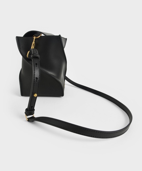 CHARLES & KEITH（チャールズ & キース）の「スカルプチャー バケットバッグ /  Sculptural Bucket Bag（ショルダーバッグ・レディース・ブラック/ブルー/オフホワイト・M）」の10枚目の写真