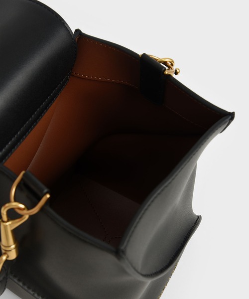 CHARLES & KEITH（チャールズ & キース）の「スカルプチャー バケットバッグ /  Sculptural Bucket Bag（ショルダーバッグ・レディース・ブラック/ブルー/オフホワイト・M）」の11枚目の写真