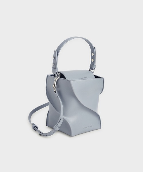 CHARLES & KEITH（チャールズ & キース）の「スカルプチャー バケットバッグ /  Sculptural Bucket Bag（ショルダーバッグ・レディース・ブラック/ブルー/オフホワイト・M）」の12枚目の写真