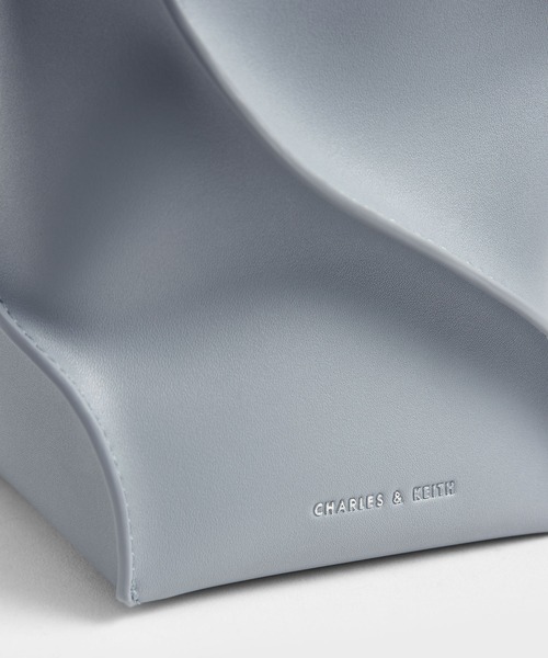 CHARLES & KEITH（チャールズ & キース）の「スカルプチャー バケットバッグ /  Sculptural Bucket Bag（ショルダーバッグ・レディース・ブラック/ブルー/オフホワイト・M）」の13枚目の写真