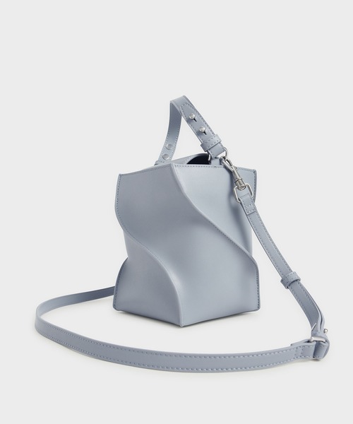 CHARLES & KEITH（チャールズ & キース）の「スカルプチャー バケットバッグ /  Sculptural Bucket Bag（ショルダーバッグ・レディース・ブラック/ブルー/オフホワイト・M）」の14枚目の写真