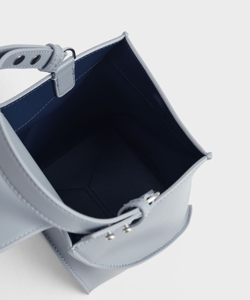 CHARLES & KEITH（チャールズ & キース）の「スカルプチャー バケットバッグ /  Sculptural Bucket Bag（ショルダーバッグ・レディース・ブラック/ブルー/オフホワイト・M）」の15枚目の写真