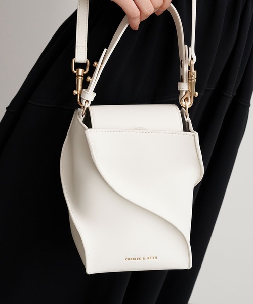 CHARLES & KEITH（チャールズ & キース）の「スカルプチャー バケットバッグ /  Sculptural Bucket Bag（ショルダーバッグ・レディース・ブラック/ブルー/オフホワイト・M）」の16枚目の写真