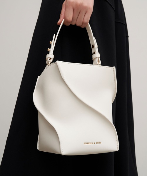 CHARLES & KEITH（チャールズ & キース）の「スカルプチャー バケットバッグ /  Sculptural Bucket Bag（ショルダーバッグ・レディース・ブラック/ブルー/オフホワイト・M）」の18枚目の写真