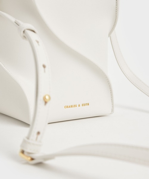 CHARLES & KEITH（チャールズ & キース）の「スカルプチャー バケットバッグ /  Sculptural Bucket Bag（ショルダーバッグ・レディース・ブラック/ブルー/オフホワイト・M）」の19枚目の写真