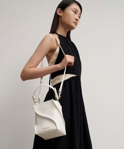 CHARLES & KEITH（チャールズ & キース）の「スカルプチャー バケットバッグ /  Sculptural Bucket Bag（ショルダーバッグ・レディース・ブラック/ブルー/オフホワイト・M）」の20枚目の写真