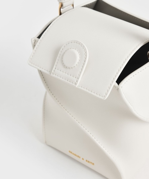 CHARLES & KEITH（チャールズ & キース）の「スカルプチャー バケットバッグ /  Sculptural Bucket Bag（ショルダーバッグ・レディース・ブラック/ブルー/オフホワイト・M）」の21枚目の写真