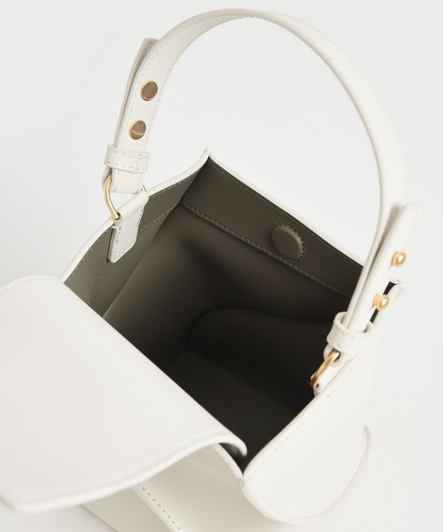 CHARLES & KEITH（チャールズ & キース）の「スカルプチャー バケットバッグ /  Sculptural Bucket Bag（ショルダーバッグ・レディース・ブラック/ブルー/オフホワイト・M）」の22枚目の写真