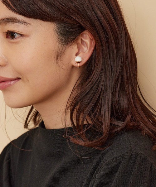 SALON adam et rope'（サロン アダム エ ロペ）の「セラミックイヤリング（イヤリング・レディース・チャコールグレー/ホワイト/グリーン・FREE）」の2枚目の写真