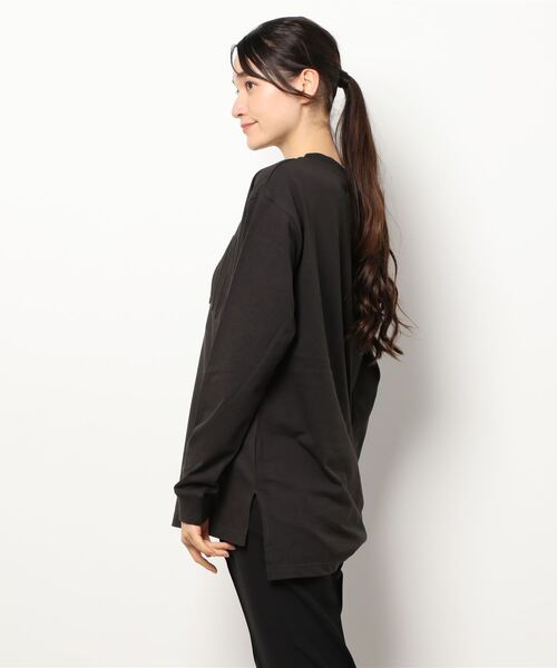 HONEYSUCKLE ROSE（ハニーサックルローズ）の「【HONEYSUCKLE ROSE】カレッジエンボスロゴロンＴ（Tシャツ/カットソー・レディース・ホワイト/オフホワイト/オリーブ/ブルー/ダークグレー/ライトベージュ・M/L）」の7枚目の写真