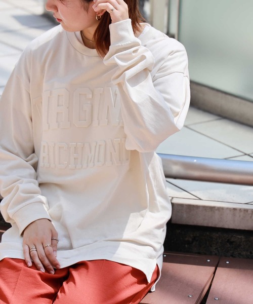 HONEYSUCKLE ROSE（ハニーサックルローズ）の「【HONEYSUCKLE ROSE】カレッジエンボスロゴロンＴ（Tシャツ/カットソー・レディース・ホワイト/オフホワイト/オリーブ/ブルー/ダークグレー/ライトベージュ・M/L）」の3枚目の写真