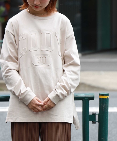 HONEYSUCKLE ROSE（ハニーサックルローズ）の「【HONEYSUCKLE ROSE】カレッジエンボスロゴロンＴ（Tシャツ/カットソー・レディース・ホワイト/オフホワイト/オリーブ/ブルー/ダークグレー/ライトベージュ・M/L）」の16枚目の写真