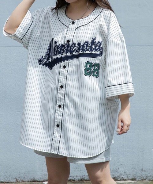 WEGO（ウィゴー）の「WEGO/スタジアムBIGシャツ（シャツ/ブラウス・メンズ・パープル系その他4/ホワイト系その他4/グリーン系その他4・MEDIUM/LARGE）」の2枚目の写真