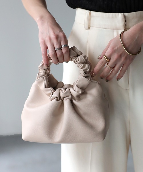 Riberry（リベリー）の「ギャザーリングハンドルミニバッグ（ショルダーバッグ・レディース・ホワイト/ブラック/グリーン/ベージュ・FREE）」の9枚目の写真