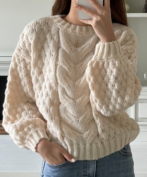 VitaFelice（ヴィータフェリーチェ）の「ショート丈ボリュームニット（ニット/セーター・レディース・アイボリー/ブラック/ブルー・FREE）」の5枚目の写真