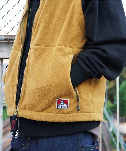 BEN DAVIS(ベンデイビス)の「《BEN DAVIS》FLEECE VEST リサイクルポリエステル(ベスト・メンズ・ベージュ/ブラック・MEDIUM/LARGE)」の13枚目の写真