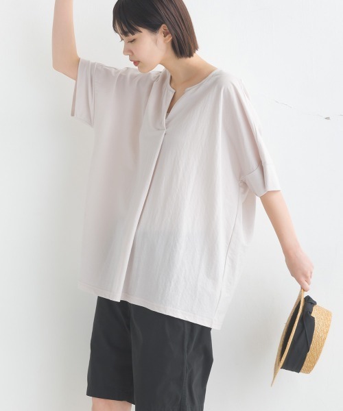 OMNES（オムネス）の「接触冷感キーネック半袖プルオーバー（Tシャツ/カットソー・レディース・ブルー/ブラック/モカ/イエロー/チャコールグレー/ホワイト/ホワイト系その他/キャメル/ラベンダー/チャコールグレー×ブラック/ブラウン/グレー/ネイビー/ブルー系その他/グリーン・FREE）」の3枚目の写真