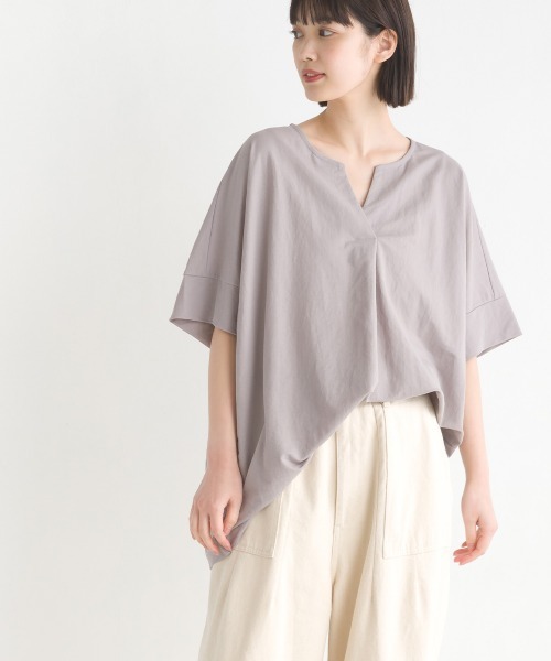 OMNES（オムネス）の「接触冷感キーネック半袖プルオーバー（Tシャツ/カットソー・レディース・ブルー/ブラック/モカ/イエロー/チャコールグレー/ホワイト/ホワイト系その他/キャメル/ラベンダー/チャコールグレー×ブラック/ブラウン/グレー/ネイビー/ブルー系その他/グリーン・FREE）」の6枚目の写真