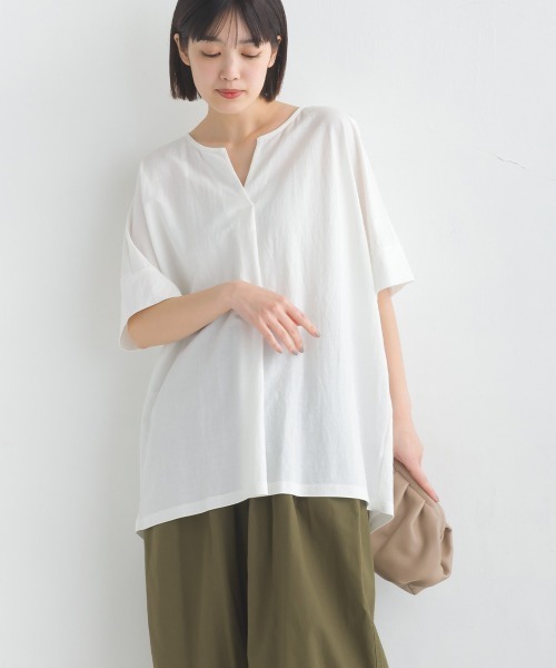 OMNES（オムネス）の「接触冷感キーネック半袖プルオーバー（Tシャツ/カットソー・レディース・ブルー/ブラック/モカ/イエロー/チャコールグレー/ホワイト/ホワイト系その他/キャメル/ラベンダー/チャコールグレー×ブラック/ブラウン/グレー/ネイビー/ブルー系その他/グリーン・FREE）」の2枚目の写真