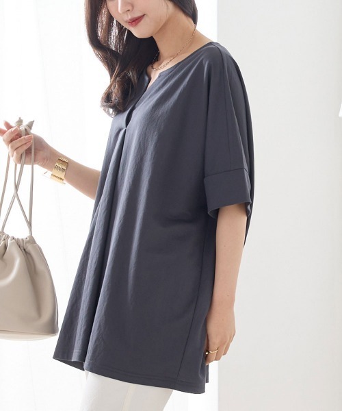 OMNES（オムネス）の「接触冷感キーネック半袖プルオーバー（Tシャツ/カットソー・レディース・ブルー/ブラック/モカ/イエロー/チャコールグレー/ホワイト/ホワイト系その他/キャメル/ラベンダー/チャコールグレー×ブラック/ブラウン/グレー/ネイビー/ブルー系その他/グリーン・FREE）」の5枚目の写真