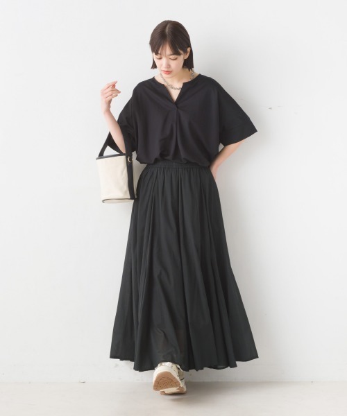 OMNES（オムネス）の「接触冷感キーネック半袖プルオーバー（Tシャツ/カットソー・レディース・ブルー/ブラック/モカ/イエロー/チャコールグレー/ホワイト/ホワイト系その他/キャメル/ラベンダー/チャコールグレー×ブラック/ブラウン/グレー/ネイビー/ブルー系その他/グリーン・FREE）」の16枚目の写真