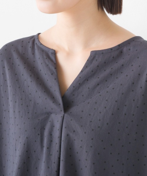 OMNES（オムネス）の「接触冷感キーネック半袖プルオーバー（Tシャツ/カットソー・レディース・ブルー/ブラック/モカ/イエロー/チャコールグレー/ホワイト/ホワイト系その他/キャメル/ラベンダー/チャコールグレー×ブラック/ブラウン/グレー/ネイビー/ブルー系その他/グリーン・FREE）」の19枚目の写真