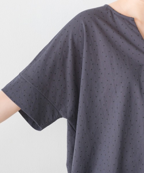 OMNES（オムネス）の「接触冷感キーネック半袖プルオーバー（Tシャツ/カットソー・レディース・ブルー/ブラック/モカ/イエロー/チャコールグレー/ホワイト/ホワイト系その他/キャメル/ラベンダー/チャコールグレー×ブラック/ブラウン/グレー/ネイビー/ブルー系その他/グリーン・FREE）」の21枚目の写真