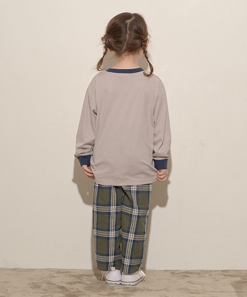 b・ROOM(ビールーム)の「【型崩れしないやわらかコットン】バイカラーポケットTシャツ(Tシャツ/カットソー・キッズ・アイボリー/グレイッシュベージュ/レッド/マスタード/チャコール・100cm/110cm/120cm/130cm/140cm/150cm)」の10枚目の写真