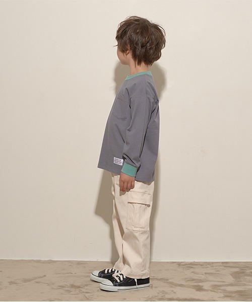 b・ROOM(ビールーム)の「【型崩れしないやわらかコットン】バイカラーポケットTシャツ(Tシャツ/カットソー・キッズ・アイボリー/グレイッシュベージュ/レッド/マスタード/チャコール・100cm/110cm/120cm/130cm/140cm/150cm)」の17枚目の写真