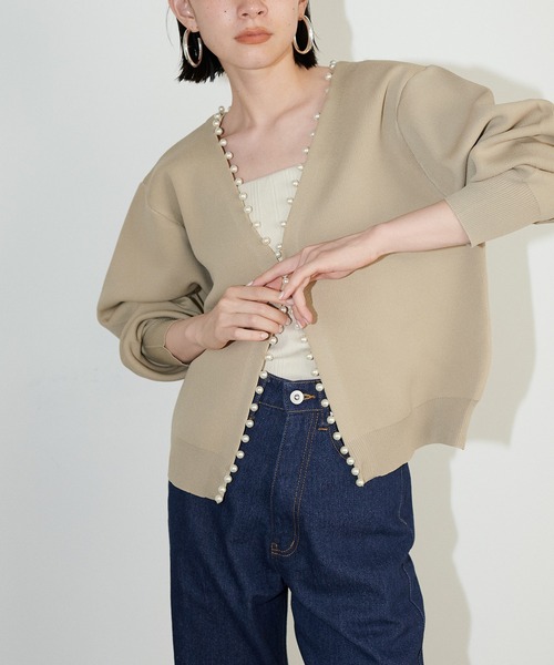 LARUTA(ラルータ)の「【LARUTA】BIGパールトリムポリニットカーディガン(カーディガン/ボレロ・レディース・ベージュ/ネイビー/オフホワイト/ブラック・FREE)」の3枚目の写真