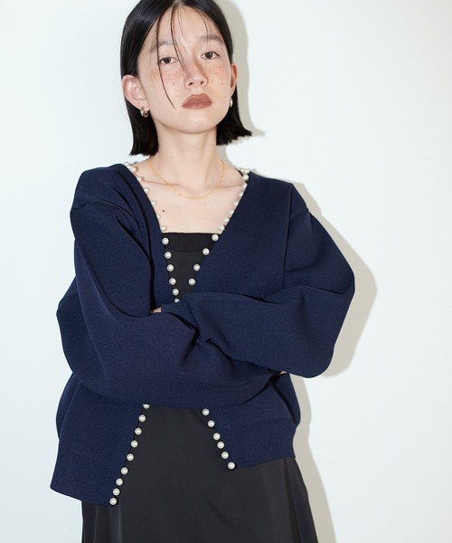 LARUTA(ラルータ)の「【LARUTA】BIGパールトリムポリニットカーディガン(カーディガン/ボレロ・レディース・ベージュ/ネイビー/オフホワイト/ブラック・FREE)」の4枚目の写真