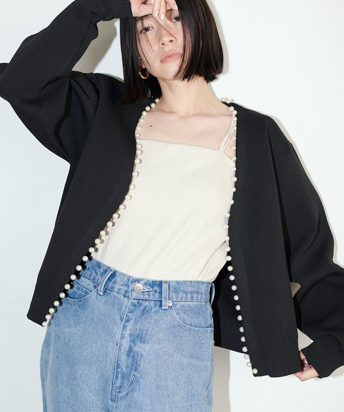 LARUTA(ラルータ)の「【LARUTA】BIGパールトリムポリニットカーディガン(カーディガン/ボレロ・レディース・ベージュ/ネイビー/オフホワイト/ブラック・FREE)」の2枚目の写真