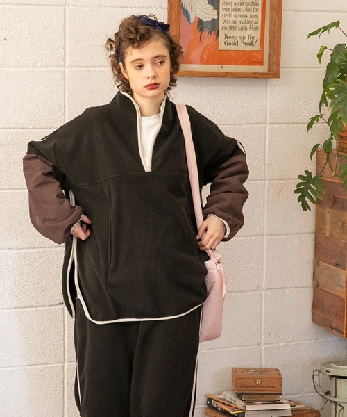 forksy.（フォルクシー）の「【forksy.】ナイロン切り替えフリースラインパイピングプルオーバー（スウェット・レディース・ブルー/アイボリー/チャコール・FREE）」の2枚目の写真