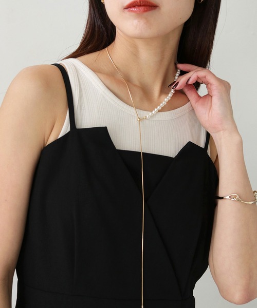 CLEIO(クレイオ)の「【cheriella】アシンメトリー淡水パール風スライドネックレス(ネックレス・レディース・シルバー/ゴールド・FREE)」の2枚目の写真