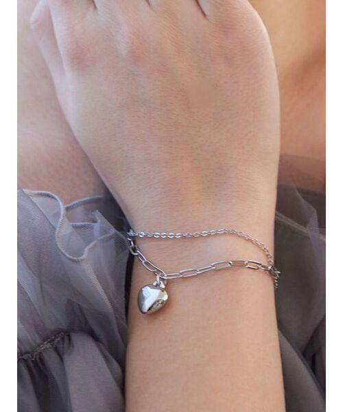 MERCURYDUO(マーキュリーデュオ)の「2連ハートモチーフブレスレット(ブレスレット・レディース・シルバー/ゴールド・FREE)」の2枚目の写真