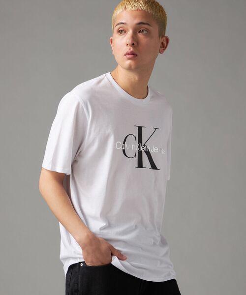 Calvin Klein(カルバン・クライン)の「ショートスリーブ メタリックモノグラム クルーネックTシャツ(Tシャツ/カットソー・メンズ・ブラック系/ホワイト系その他/ホワイト/ブラック・L/M/S/XL)」の3枚目の写真