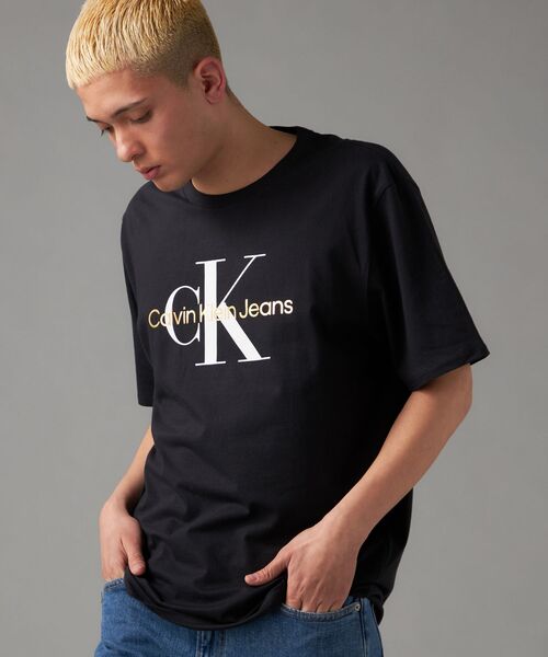 Calvin Klein(カルバン・クライン)の「ショートスリーブ メタリックモノグラム クルーネックTシャツ(Tシャツ/カットソー・メンズ・ブラック系/ホワイト系その他/ホワイト/ブラック・L/M/S/XL)」の4枚目の写真