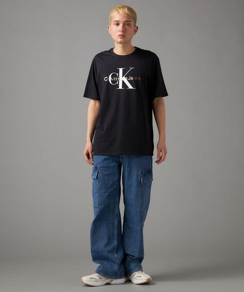 Calvin Klein(カルバン・クライン)の「ショートスリーブ メタリックモノグラム クルーネックTシャツ(Tシャツ/カットソー・メンズ・ブラック系/ホワイト系その他/ホワイト/ブラック・L/M/S/XL)」の16枚目の写真