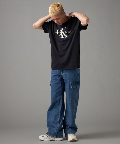 Calvin Klein(カルバン・クライン)の「ショートスリーブ メタリックモノグラム クルーネックTシャツ(Tシャツ/カットソー・メンズ・ブラック系/ホワイト系その他/ホワイト/ブラック・L/M/S/XL)」の17枚目の写真