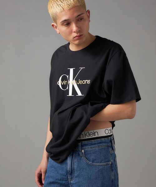 Calvin Klein(カルバン・クライン)の「ショートスリーブ メタリックモノグラム クルーネックTシャツ(Tシャツ/カットソー・メンズ・ブラック系/ホワイト系その他/ホワイト/ブラック・L/M/S/XL)」の18枚目の写真