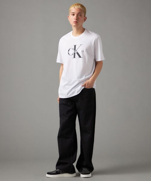 Calvin Klein(カルバン・クライン)の「ショートスリーブ メタリックモノグラム クルーネックTシャツ(Tシャツ/カットソー・メンズ・ブラック系/ホワイト系その他/ホワイト/ブラック・L/M/S/XL)」の7枚目の写真