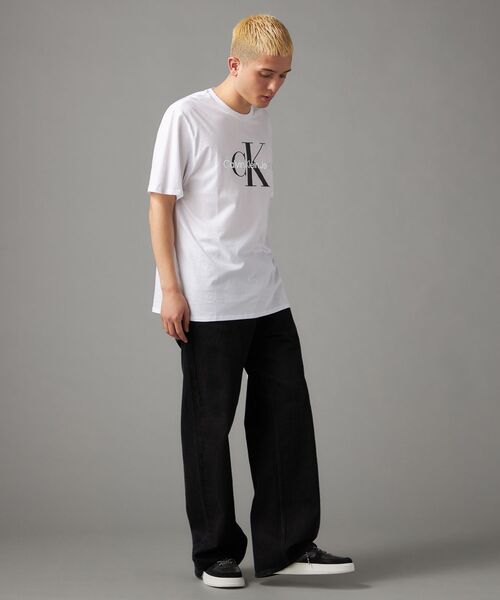 Calvin Klein(カルバン・クライン)の「ショートスリーブ メタリックモノグラム クルーネックTシャツ(Tシャツ/カットソー・メンズ・ブラック系/ホワイト系その他/ホワイト/ブラック・L/M/S/XL)」の8枚目の写真
