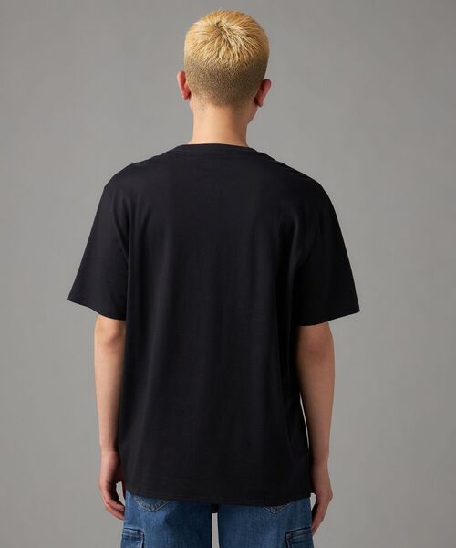 Calvin Klein(カルバン・クライン)の「ショートスリーブ メタリックモノグラム クルーネックTシャツ(Tシャツ/カットソー・メンズ・ブラック系/ホワイト系その他/ホワイト/ブラック・L/M/S/XL)」の10枚目の写真