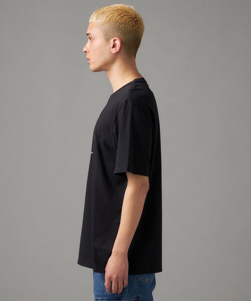 Calvin Klein(カルバン・クライン)の「ショートスリーブ メタリックモノグラム クルーネックTシャツ(Tシャツ/カットソー・メンズ・ブラック系/ホワイト系その他/ホワイト/ブラック・L/M/S/XL)」の11枚目の写真