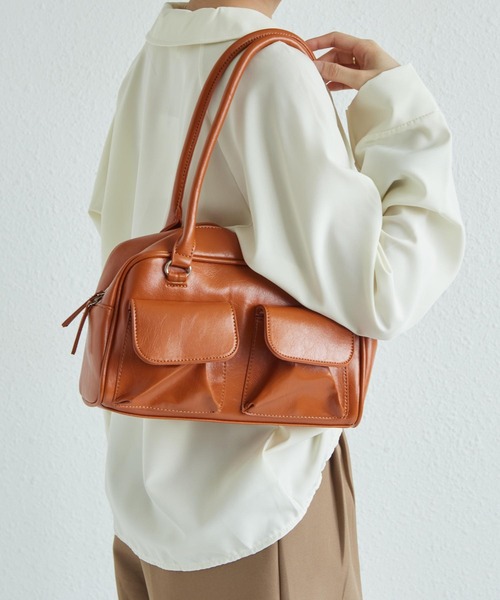 LA VORAGINE（ラ ヴォラジネ）の「外ポケットボストンバッグ フラップダブルポケットのレザータッチ トートバッグ（ボストンバッグ・レディース・ブラック/ワイン/ブルー/ブラウン・FREE）」の11枚目の写真