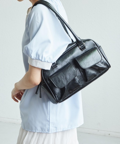 LA VORAGINE（ラ ヴォラジネ）の「外ポケットボストンバッグ フラップダブルポケットのレザータッチ トートバッグ（ボストンバッグ・レディース・ブラック/ワイン/ブルー/ブラウン・FREE）」の13枚目の写真